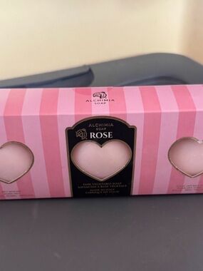 Alchimia Rose Heart Soap Trio - Pink